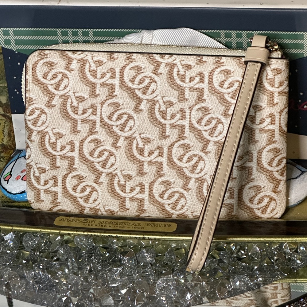 NWT Coach Corner Zip Wristlet. Retail $110.00 - Picture 2 of 5